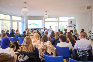 Eröffnungsrede mit großer Geste.