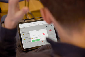 Die Delegierten stimmen digital über Anträge ab.