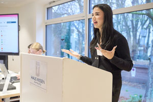 Die Delegierte der USA macht ihren Punkt mit Nachdruck klar.