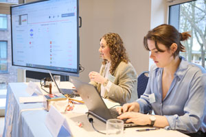 Die Sitzungsleitung behält den Überblick während der Abstimmung.